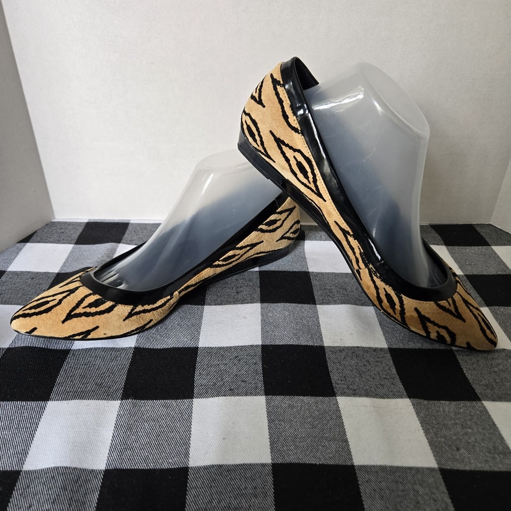 BCBG Women's Flats Black Tan Printed‎ Point Toe Shoes Size 9B 39 - Picture 2 of 9